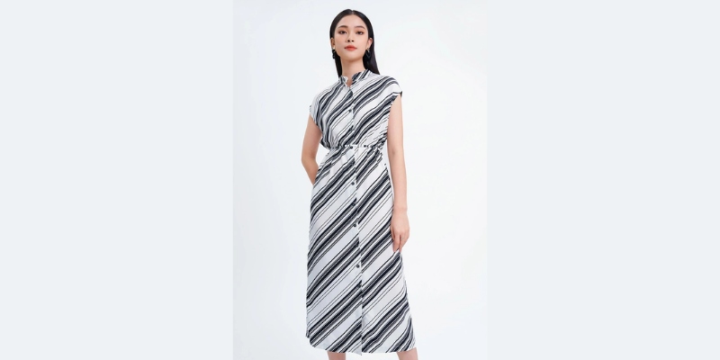 Các phối đồ cho nữ mập, bụng béo - Áo sơ mi, váy suông với họa tiết kẻ dọc